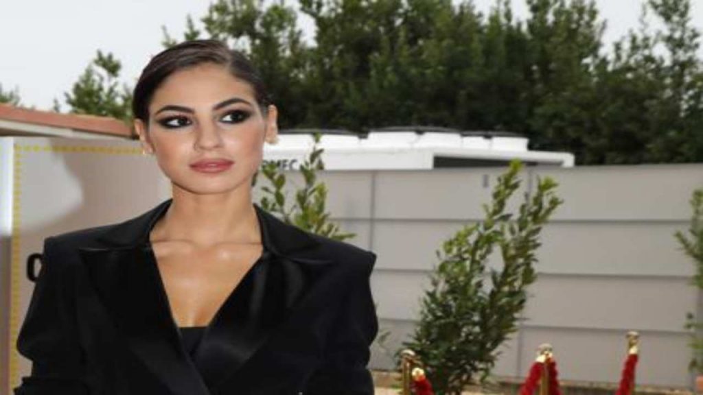 Giulia De Lellis in cerca di fiori | Messaggio per Andrea Damante