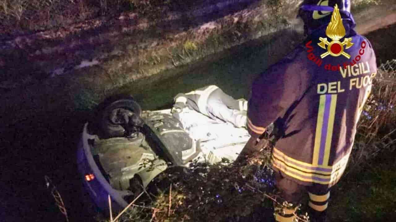 incidente Milano auto nel canale