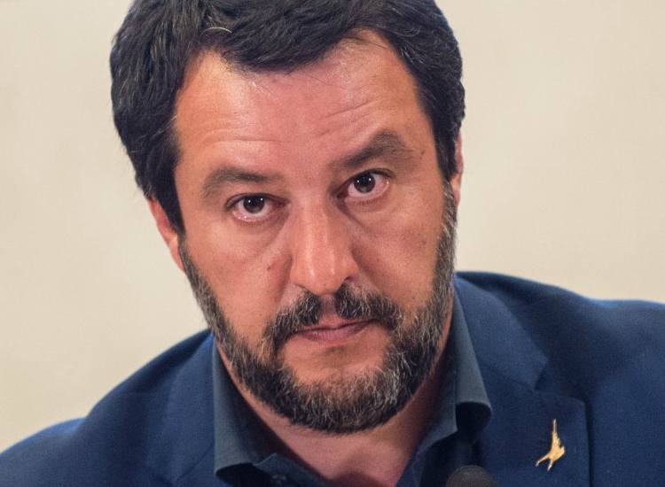 sostenitori salvini aggrediscono donna