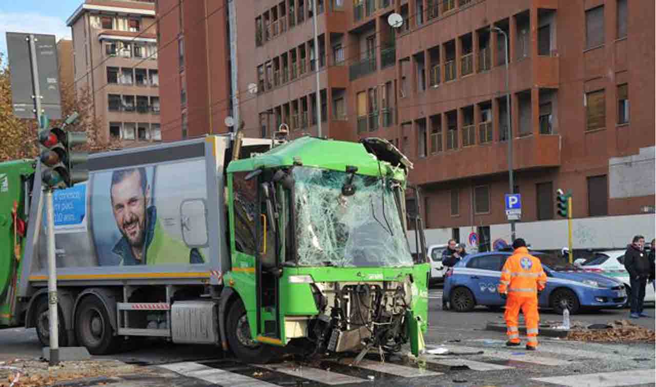 Milano si scontrano automezzi