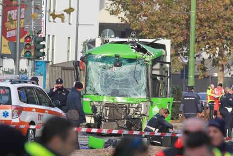 Milano si scontrano automezzi