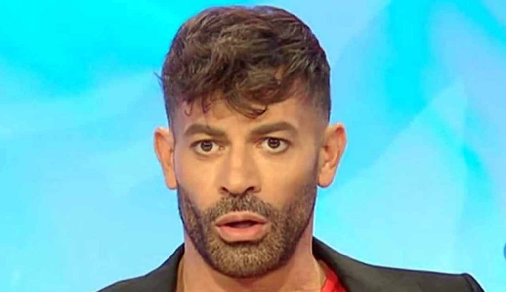 Gianni Sperti, l’indimenticabile caduta dell’opinionista di Uomini e Donne [VIDEO]