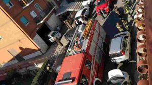 muore donna incendio case rosse