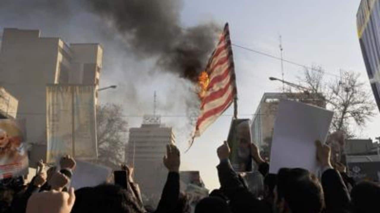Iran - bandiera USA in fiamme