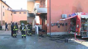 si da fuoco a lucca