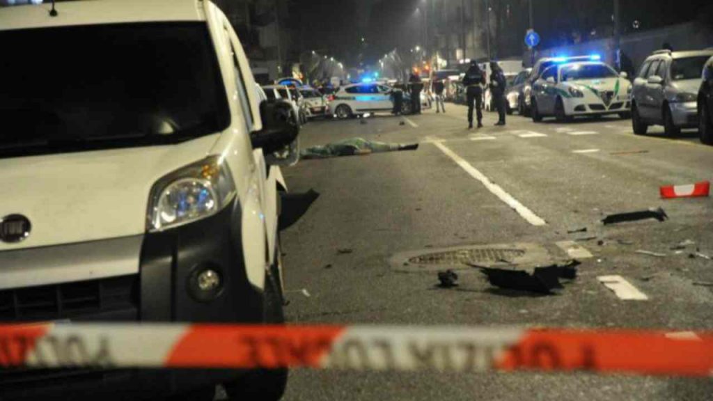 Franco da solo, a piedi, nella nebbia. Un auto fugge, qualcuno chiede aiuto