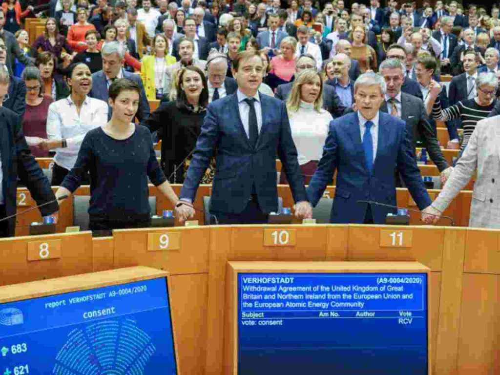 Le bandiere del Regno Unito non sventolano più in Europa, approvata Brexit