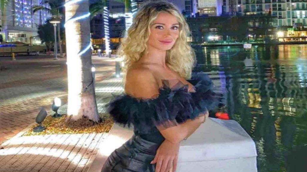 Diletta Leotta mani sulla bocca di Daniele Scardina , sotto i vestiti il pancino sospetto