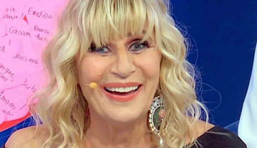 Trono over, Gemma Galgani beccata senza trucco a lavoro: la dama è irriconoscibile [FOTO]