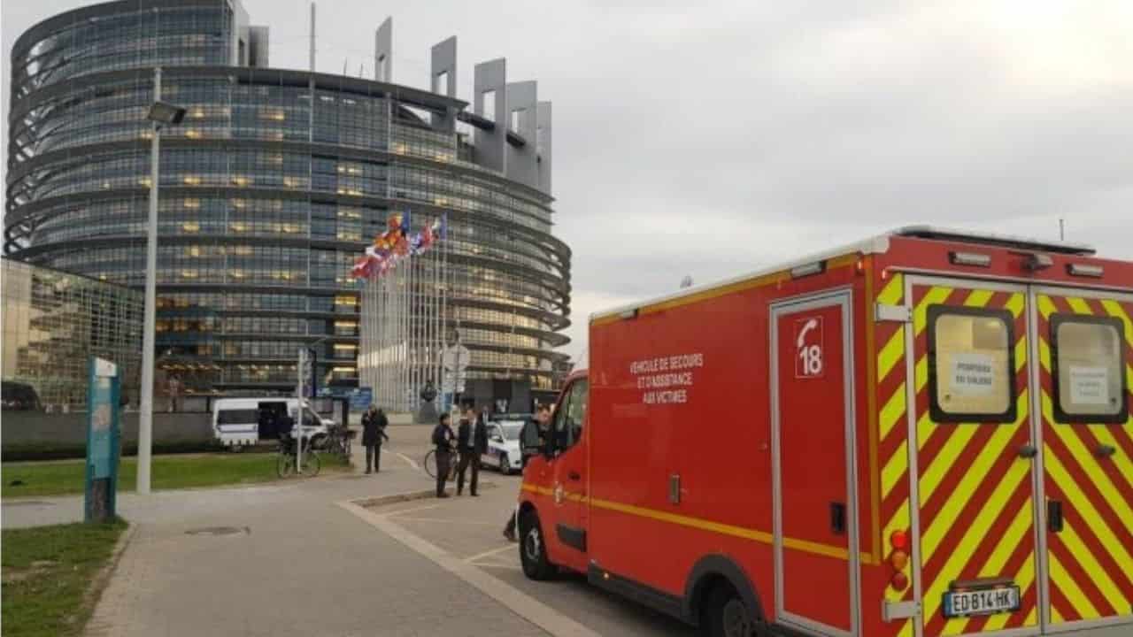 uomo si da fuoco europarlamento