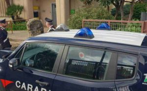 si finge morto per estorcere denaro