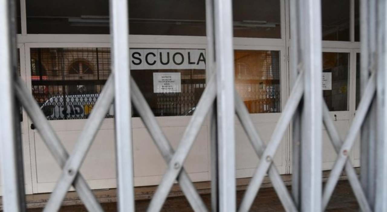 Scuole chiuse a napoli