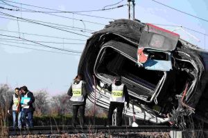 indagati 5 operai treno deragliato