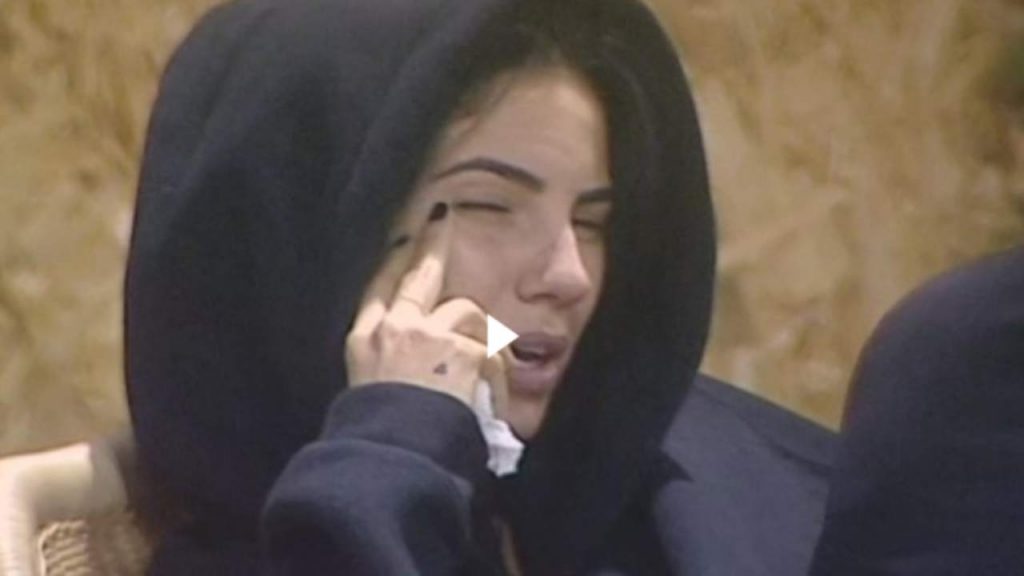 Giulia De Lellis ha paura del Coronavirus | Mascherina in viaggio | Video