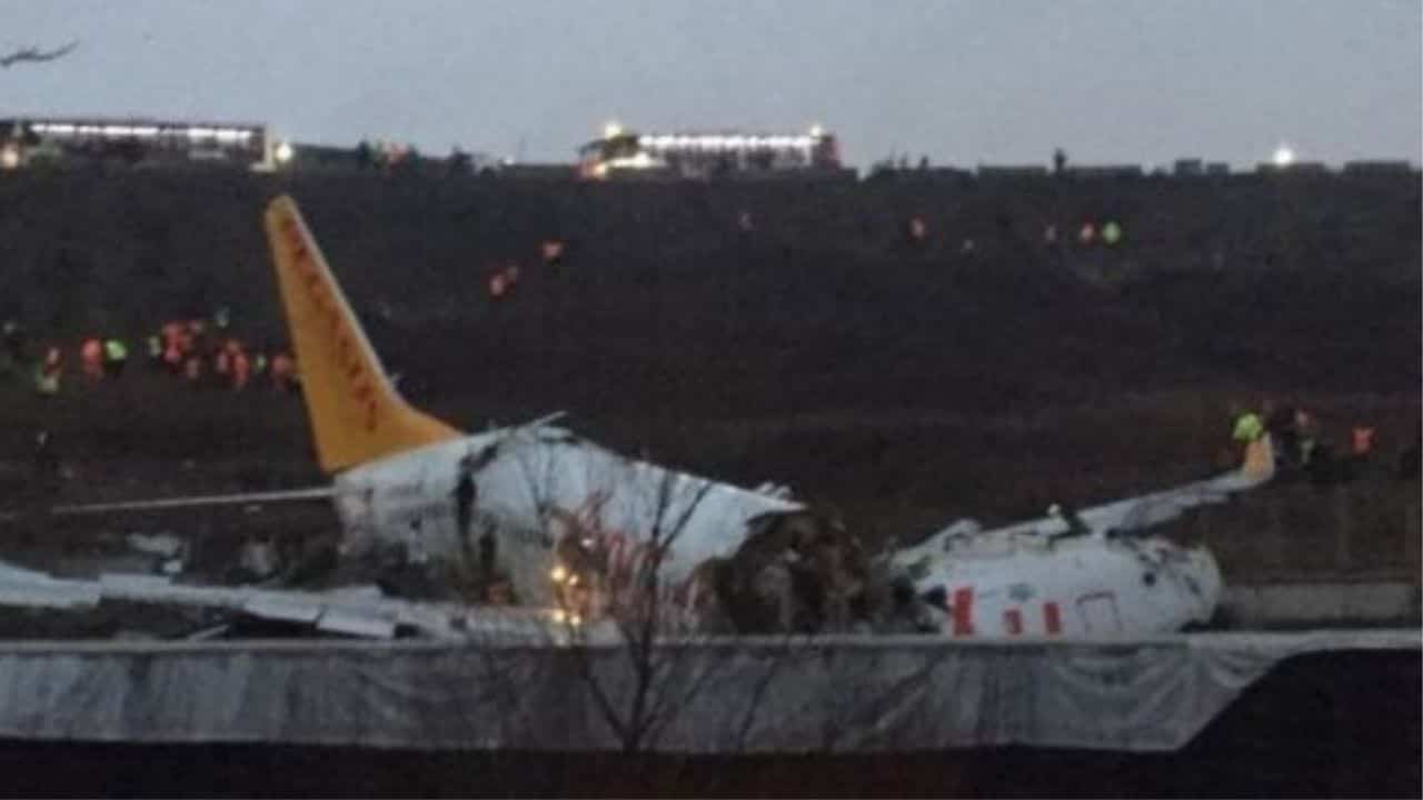 Istanbul aereo finisce fuori pista