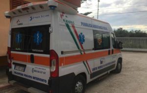 accoltella una donna poi si uccide