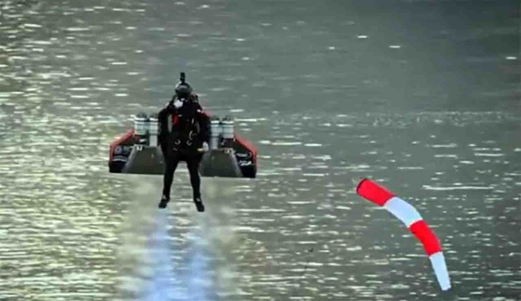 L’uomo volante: si chiama Vince Reffet ed è protagonista di un volo emozionante [VIDEO]