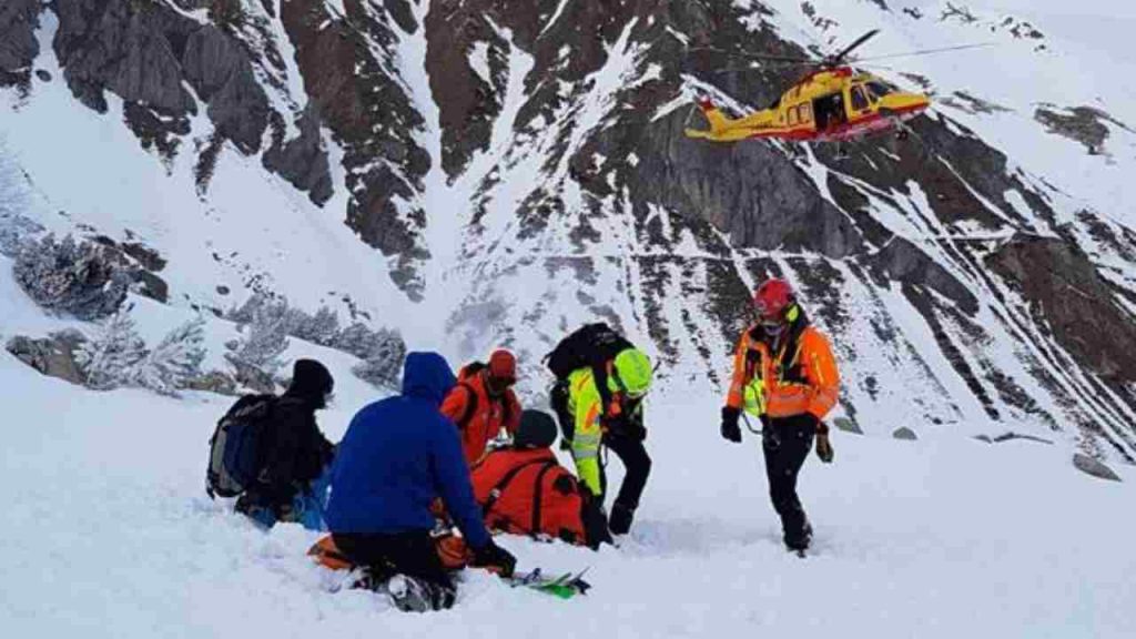 Gli amici non lo vedono arrivare: per lo snowborder non c’è più nulla da fare