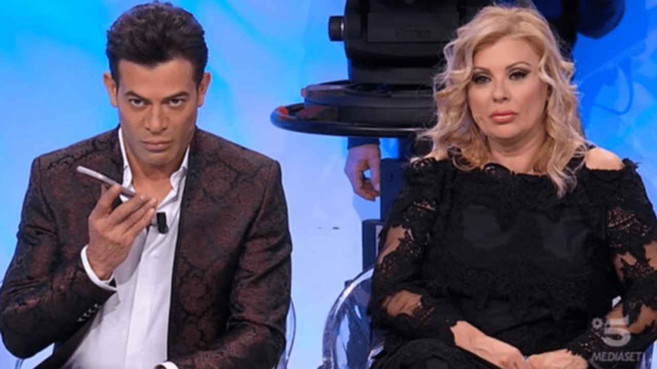 Gianni Sperti perseguita Tina Cipollari