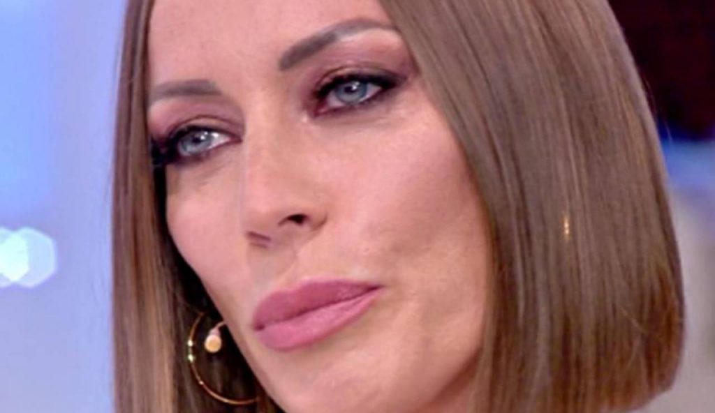 Karina Cascella cambia look: l’opinionista è completamente diversa [FOTO]
