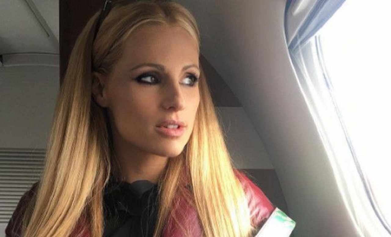 Michelle Hunziker occhi chiusi