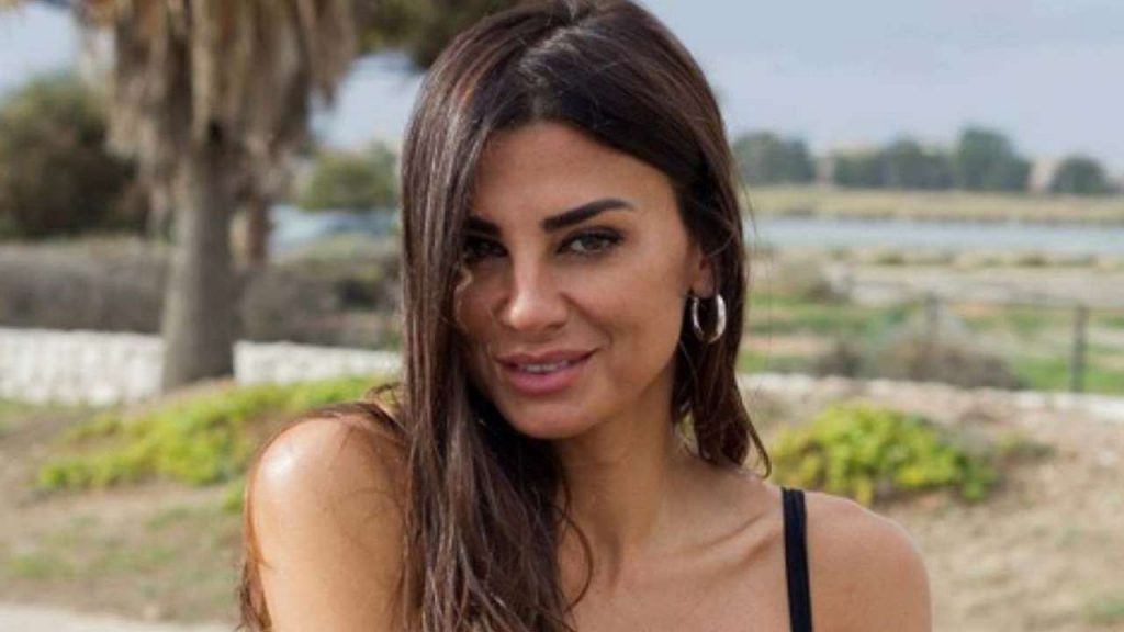 Serena Enardu ha una cognata bellissima: chi è Silvia, moglie del fratello [FOTO]