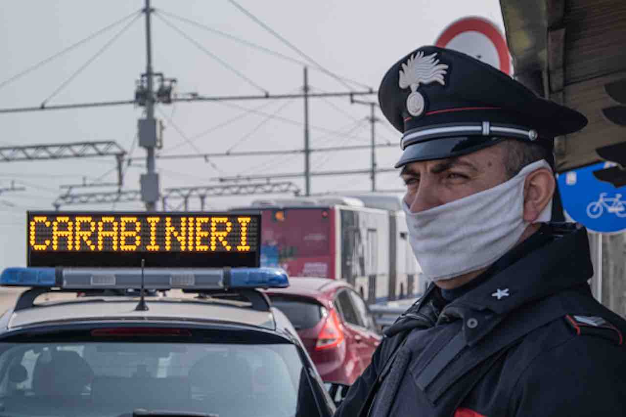 A Piacenza un uomo prova a rapinare ufficio postale con mascherina antivirus (Getty) - meteoweek.com