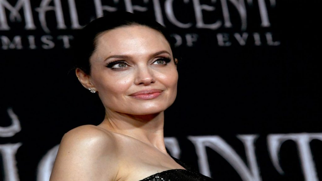 Angelina Jolie ha una sosia: chi è la bellissima modella russa [FOTO]