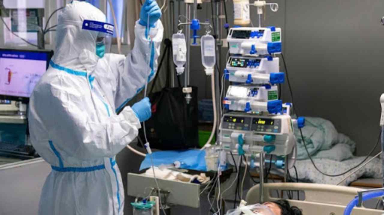 Coronavirus, il contagio limitato in Sardegna potrebbe essere dovuto a motivi genetici: “Potrebbe riaprire ...