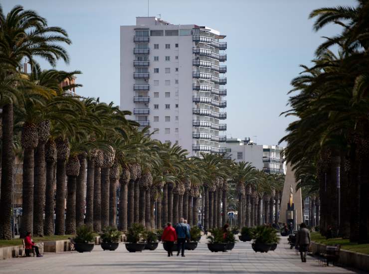 Coronavirus, Spagna chiude hotel e invita turisti a lasciare il Paese