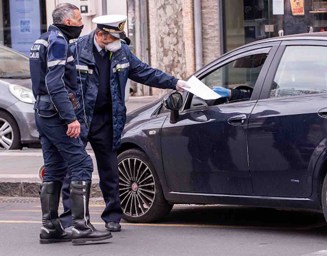 Coronavirus, da oggi entra in vigore il divieto assoluto di spostarsi (Getty) - meteoweek.com