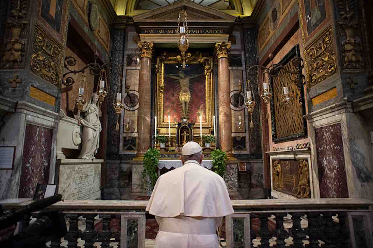 Coronavirus, il Papa intercede con il Signore per fermare l'epidemia (Getty) - meteoweek.com