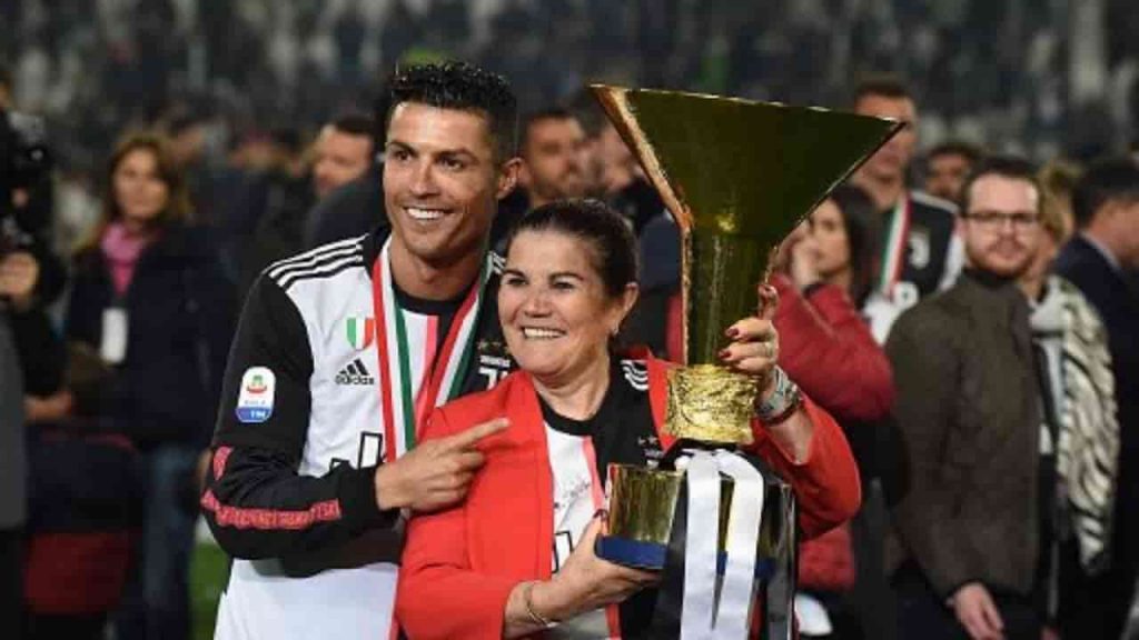 Mamma ricoverata d’urgenza per ictus, Cristiano Ronaldo torna in Portogallo