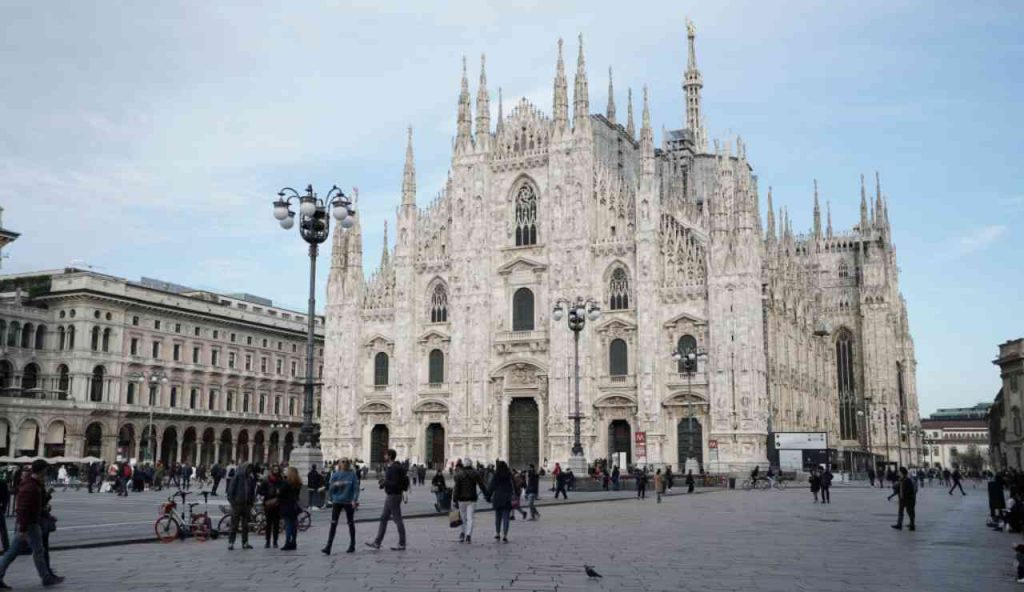 Città deserta, locali chiusi, Duomo chiuso ai turisti: Milano non beve più