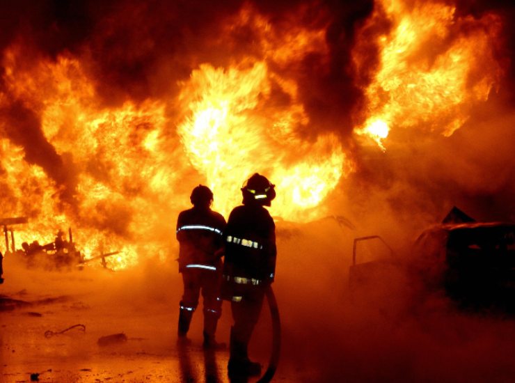 Divampa incendio in campo abusivo migranti: danneggiate 30 baracche