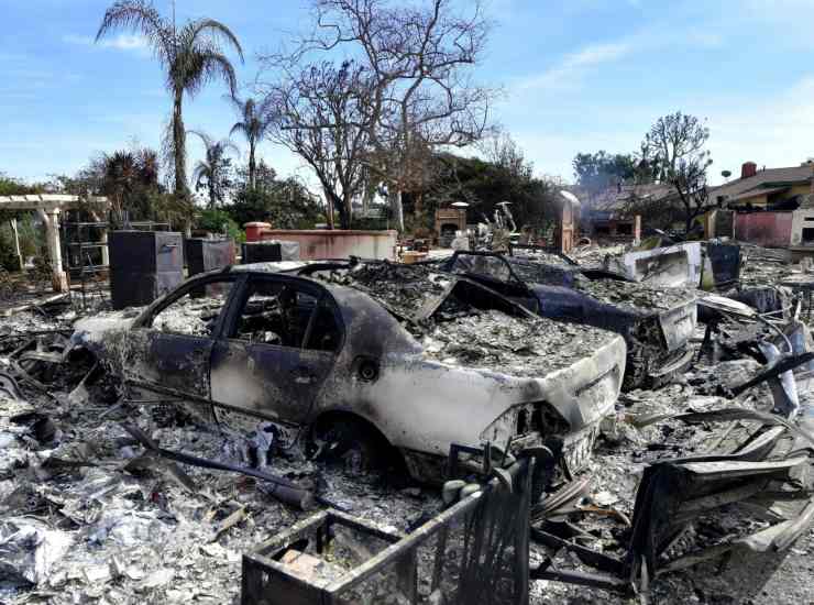 Divampa incendio in campo abusivo migranti: danneggiate 30 baracche