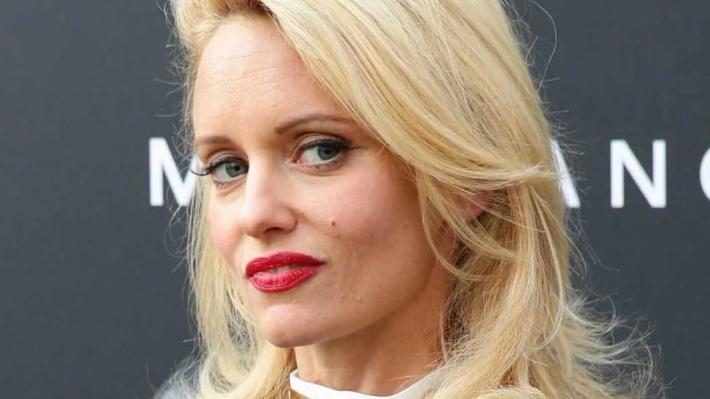 Justine Mattera quarantena sensuale: sotto il vestito niente [FOTO]