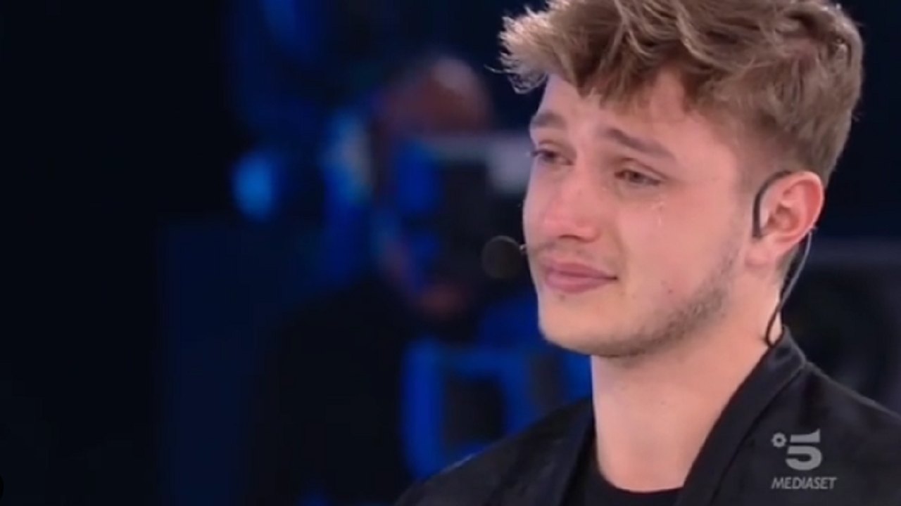 Jacopo fuori da Amici 19: lacrime di Maria De Filippi e polemica del pubblico - meteoweek