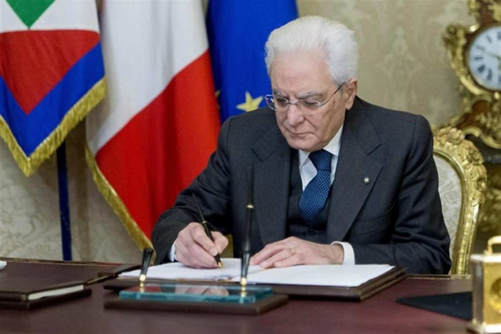Mattarella firma il decreto Coronavirus: le regole e gli aiuti