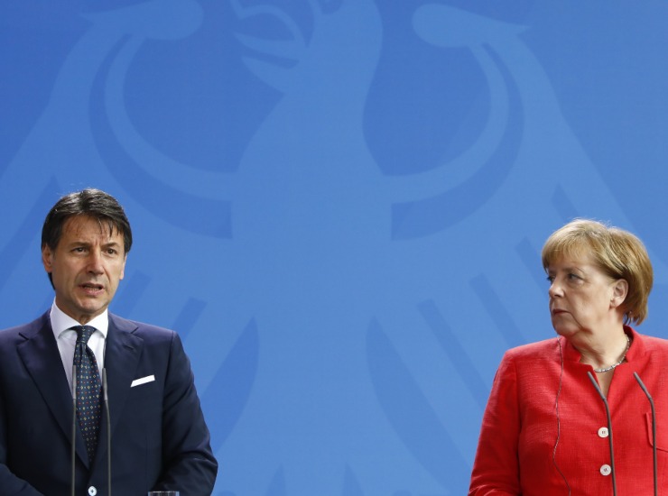 Coronavirus, Merkel va incontro a Conte: norme meno rigide sugli aiuti