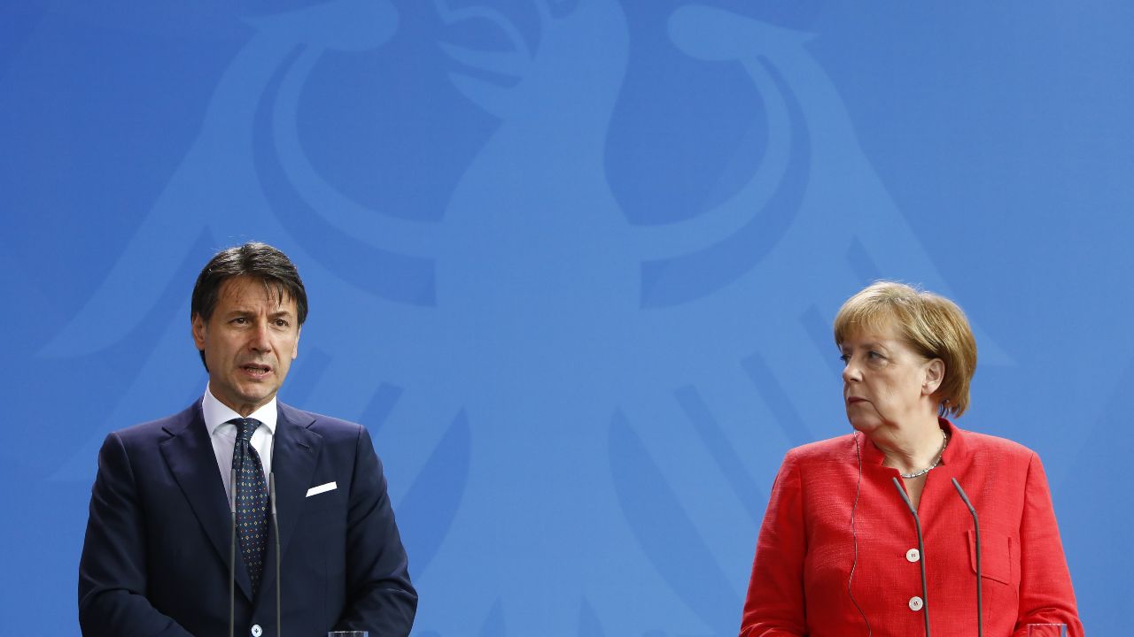 Coronavirus, Merkel va incontro a Conte: norme meno rigide sugli aiuti