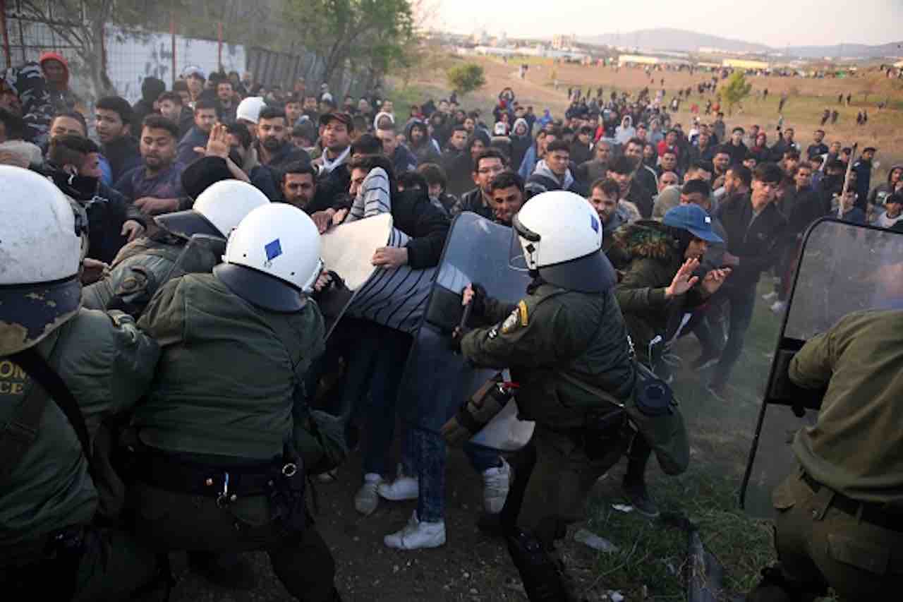 Migranti Erdogan accusa polizia greca per gli scontri al confine (Getty) - meteoweek.com