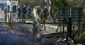 greci contro profughi siriani muore bambino