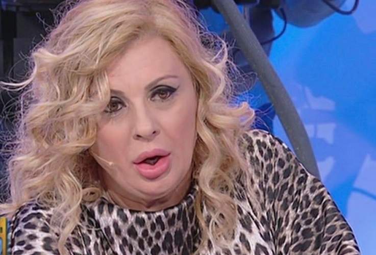 Maria De Filippi stacca microfono Tina Cipollari