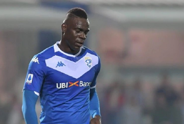 Mario Balotelli attacca il calcio 