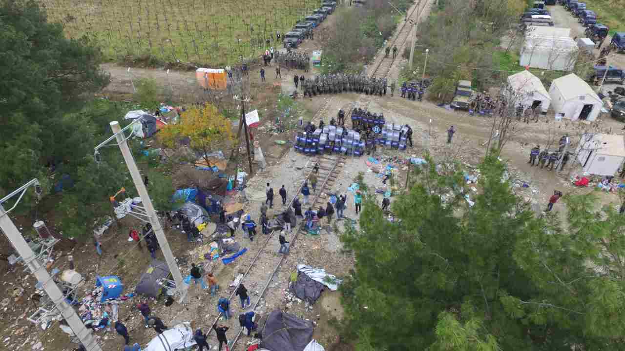 Urla e lacrime al confine greco-turco: lanciati lacrimogeni contro i migranti