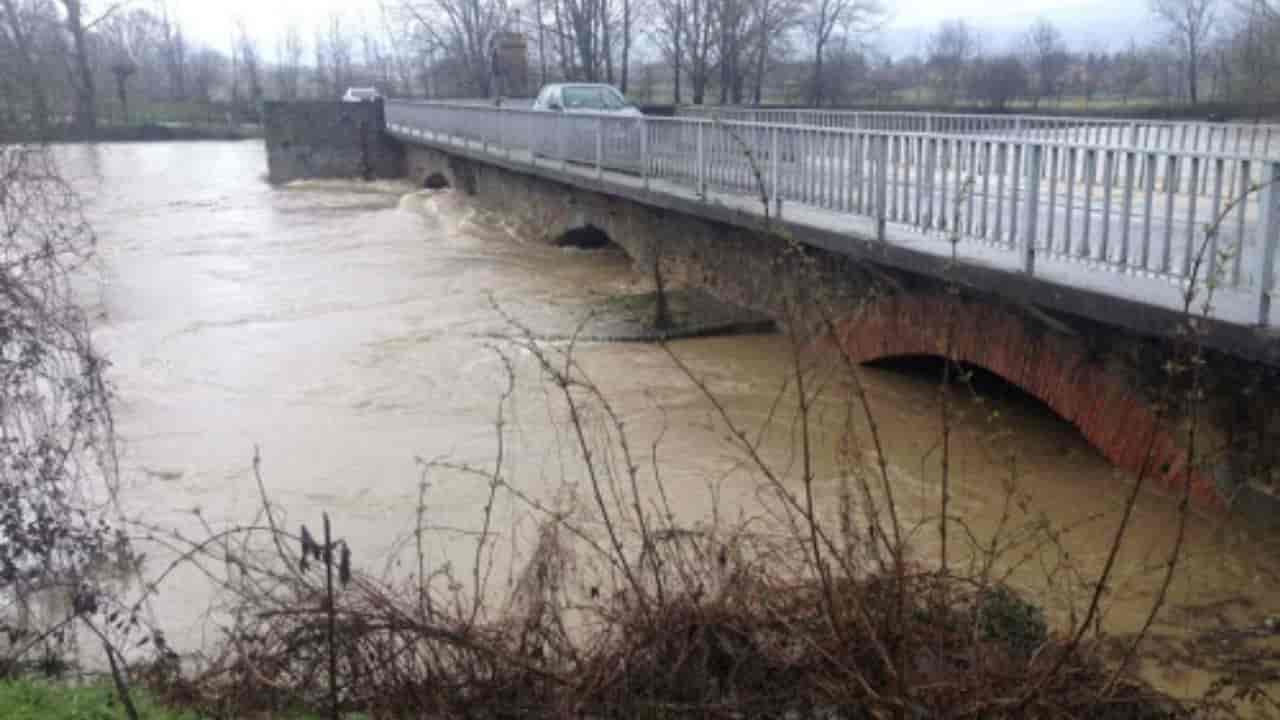 firenze - si getta nel fiume