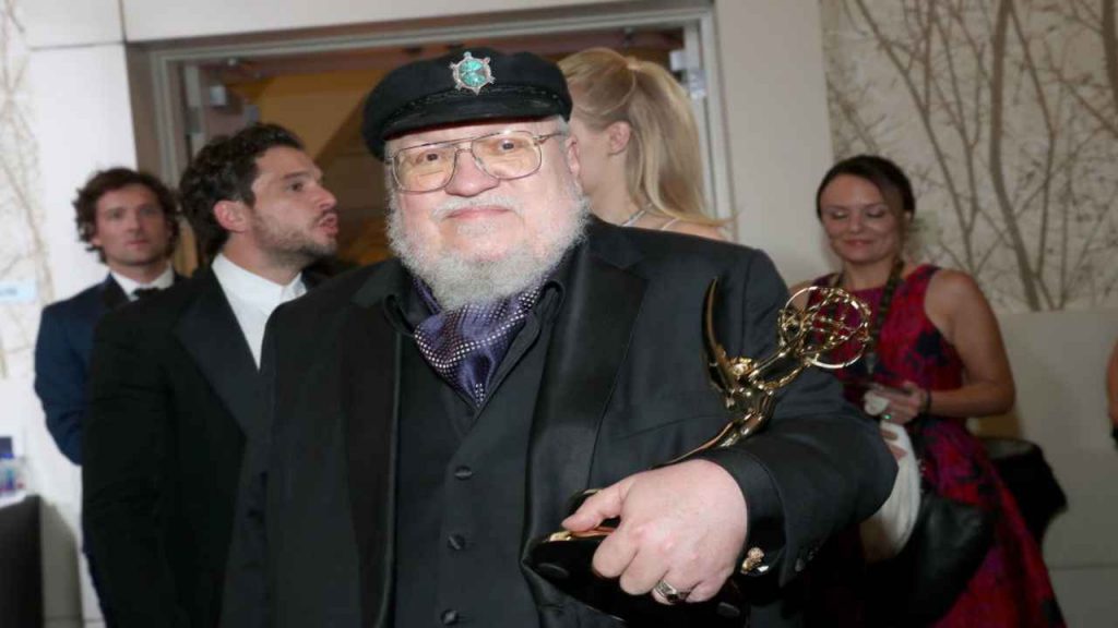 COVID-19 | George R. R. Martin costretto a finire il libro