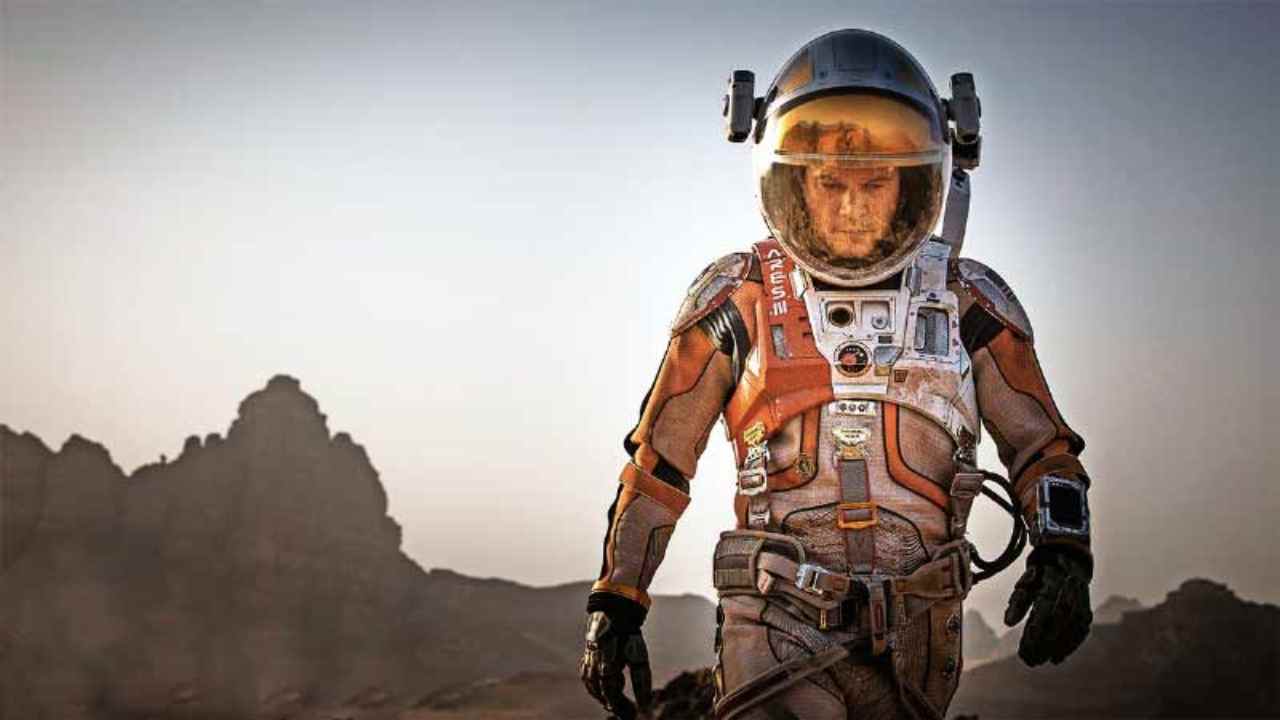 Astronauta in tuta ed in perlustrazione su Marte