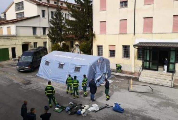 tende pre-triage nelle carceri